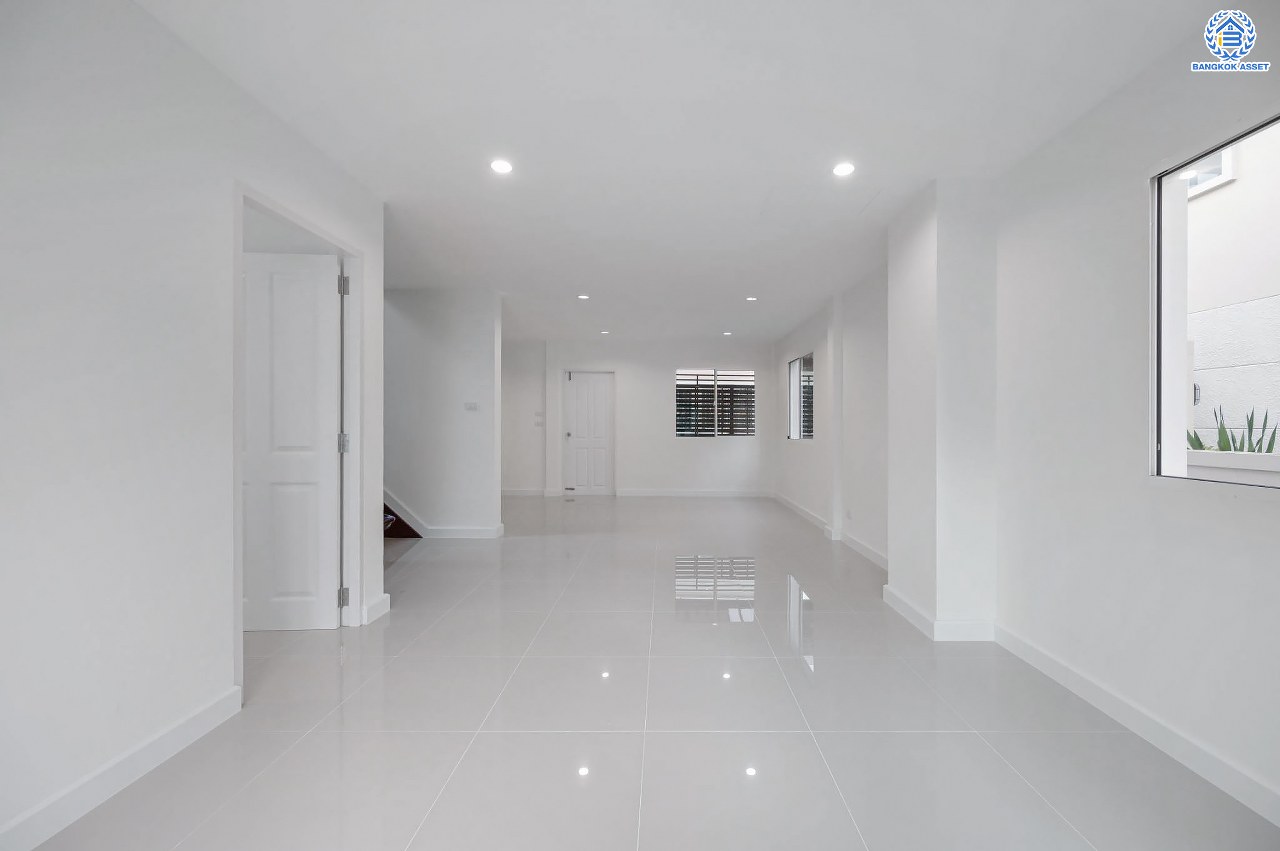 บ้านมือสองตกแต่งใหม่ โครงการ ชวนชื่น กรีนบาวด์ เนื้อที่ 54 ตร.ว. ฟังก์ชัน 3 ห้องนอน 3 ห้องน้ำ 1 ห้องอเนกประสงค์ จอดรถได้ 2 คัน บรรยากาศเงียบสงบเป็นส่วนตัว สิ่งอำนวยความสะดวกมากมาย! บนทำเลศักยภาพ หน้าโครงการติดถนนใหญ่ ใกล้จุดขึ้นทางด่วน "ศรีสมาน"